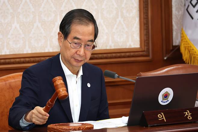 한덕수 국무총리가 26일 오전 정부서울청사에서 행정안전부 내 경찰국 신설을 위한 시행령 개정안이 상정되는 국무회의를 개회하며 의사봉을 두드리고 있다. ⓒ연합뉴스