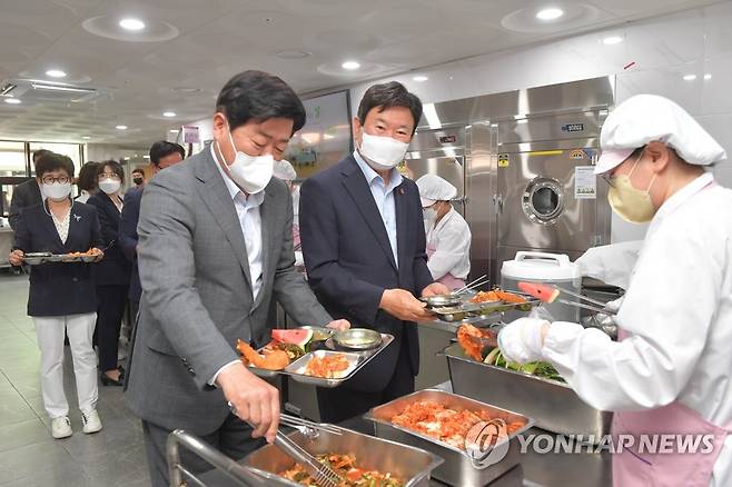 급식 배식받는 오영훈 제주도지사(왼쪽)와 김광수 교육감 [연합뉴스 자료 사진]