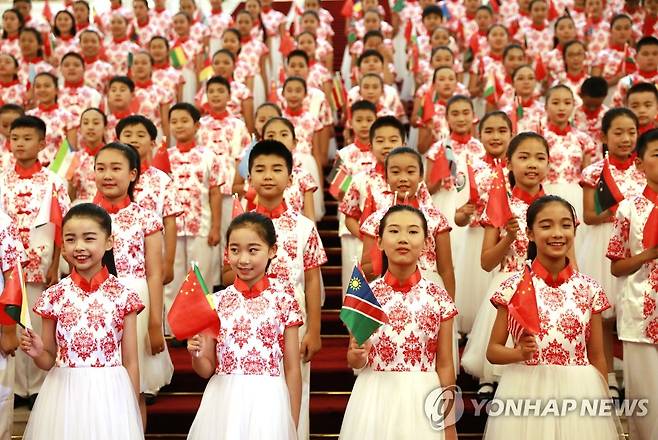 아프리카 국기 손에 든 중국 어린이들 [EPA 연합뉴스 자료사진. 재판매 및 DB 금지]