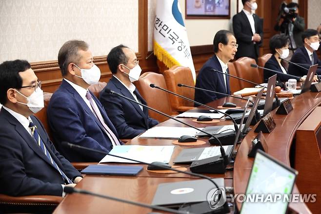 국무회의 주재하는 한덕수 국무총리 (서울=연합뉴스) 김승두 기자 = 한덕수 국무총리가 26일 오전 정부서울청사에서 행정안전부 내 경찰국 신설을 위한 시행령 개정안이 상정되는 국무회의를 주재하고 있다. 2022.7.26 kimsdoo@yna.co.kr