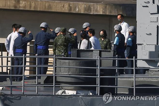 (로이터=연합뉴스) 차이잉원 대만 총통이 26일 구축함에 승선해 자국의 연례 군사훈련 '한광'을 참관했다. 2022.7.26.