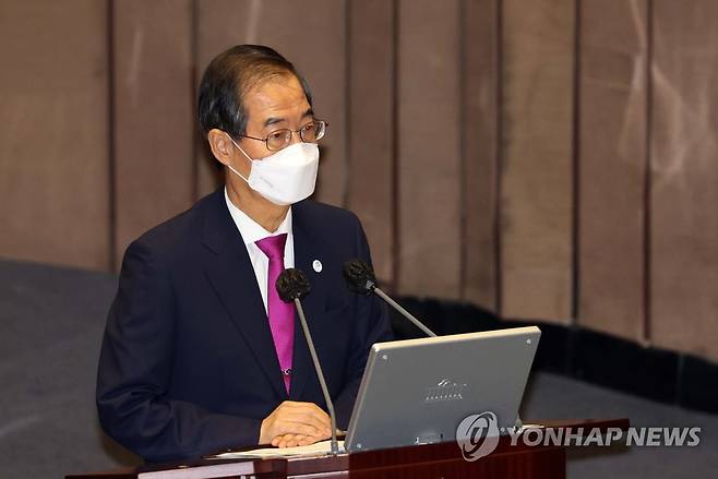 답변하는 한덕수 총리 (서울=연합뉴스) 백승렬 기자 = 한덕수 국무총리가 26일 오후 서울 여의도 국회 본회의장에서 열린 경제 분야 대정부질문에서 의원들의 질문에 답하고 있다. 2022.7.26 [국회사진기자단] srbaek@yna.co.kr