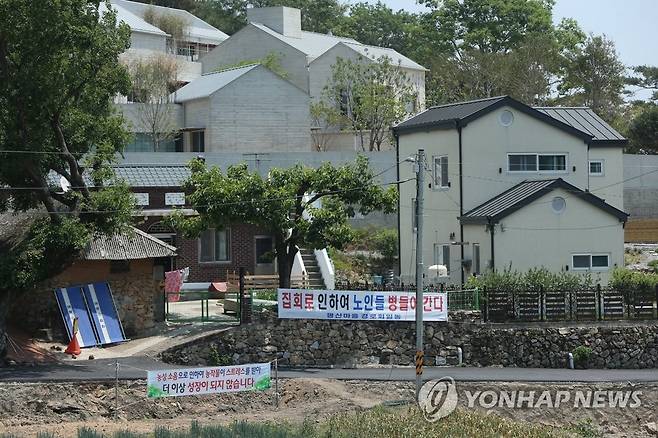 오죽하면 (양산=연합뉴스) 이정훈 기자 = 25일 경남 양산시 하북면 지산리 평산마을 문재인 전 대통령 사저 앞에 문 전 대통령 반대단체 집회, 1인 시위에 항의하는 마을주민 현수막이 내걸려 있다. 2022.5.25 seaman@yna.co.kr
끝)