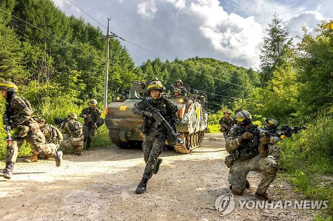 육군, 한미 연합 KCTC 훈련 실시 (서울=연합뉴스) 육군이 오는 21일까지 강원도 인제 육군과학화전투훈련단에서 한미연합사단 순환배치여단(미 1기갑여단)과 KCTC 연합훈련을 실시한다고 18일 밝혔다. 사진은 전투에 돌입하는 한미 장병. 2022.7.18 [육군 제공. 재판매 및 DB 금지] photo@yna.co.kr