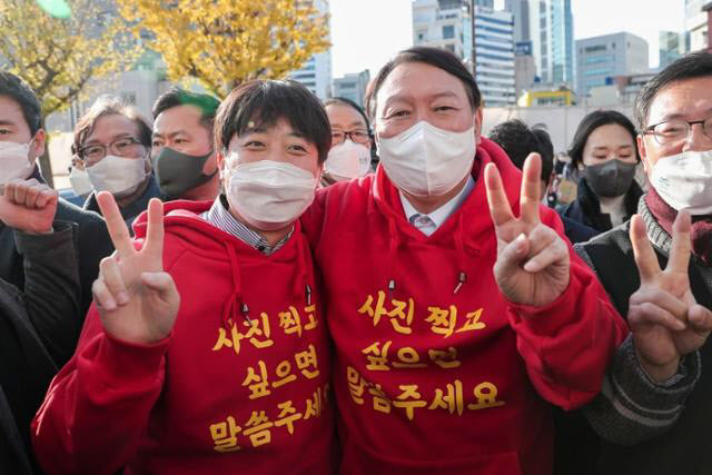 지난 대선 기간 윤 대통령과 이 대표가 함께 선거 운동에 나서면서 포즈를 취하고 있다 (사진=페이스북)