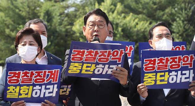 국회 행안위 야당 간사인 더불어민주당 김교흥 의원이 26일 오전 서울 용산구 대통령 집무실 인근에서 열린 ‘윤석열 정권 경찰장악 규탄’ 기자회견에서 발언하고 있다.(사진=국회사진기자단)