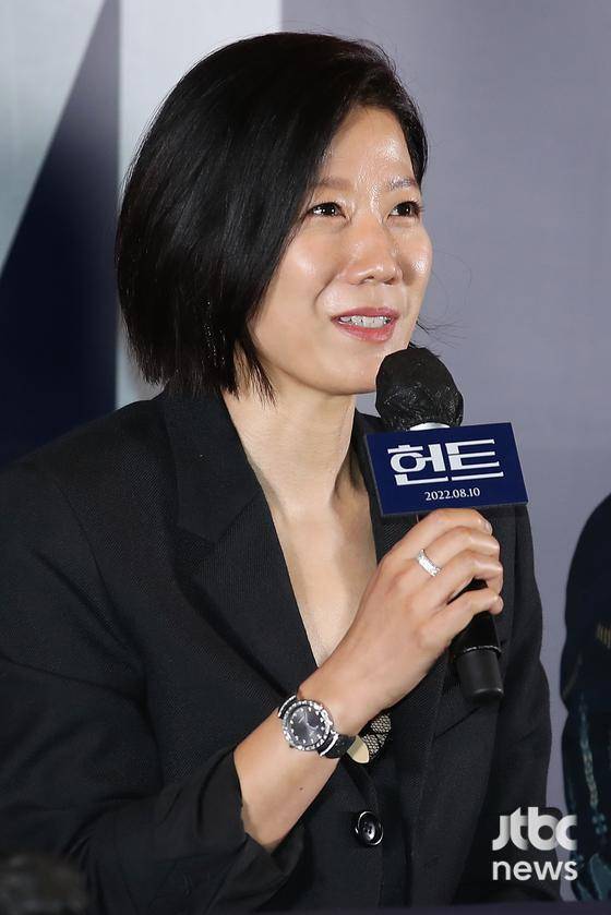 배우 전혜진이 27일 서울 강남구 메가박스 코엑스에서 진행된 영화 '헌트(이정재 감독)' 시사회 및 간담회에서 질문에 답하고 있다. | 박세완 기자(park.sewan@jtbc.co.kr) 〈사진=JTBC엔터뉴스〉