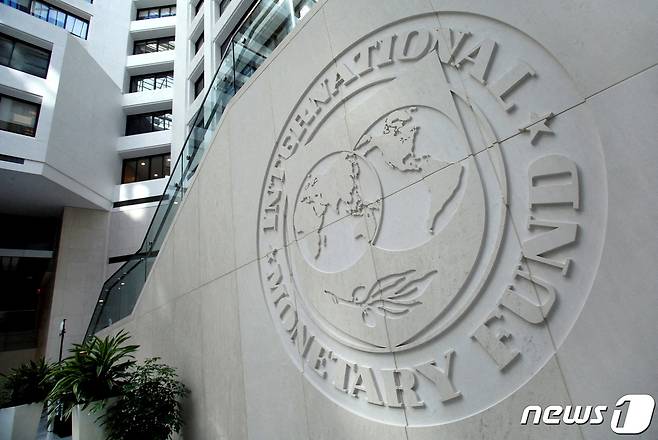 FILE PHOTO: The International Monetary Fund logo is seen inside its headquarters at the end of the IMF/World Bank annual meetings in Washington, U.S., October 9, 2016. REUTERS/Yuri Gripas/File Photo/File Photo © 로이터=뉴스1