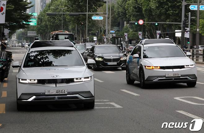 9일 오전 원희룡 국토교통부 장관과 오세훈 서울시장이 탑승한 현대자동차의 자율주행 전기차 로보라이드가 서울 강남구 테헤란로에서 시범운행을 하고 있다. 2022.6.9/뉴스1 ⓒ News1 박세연 기자