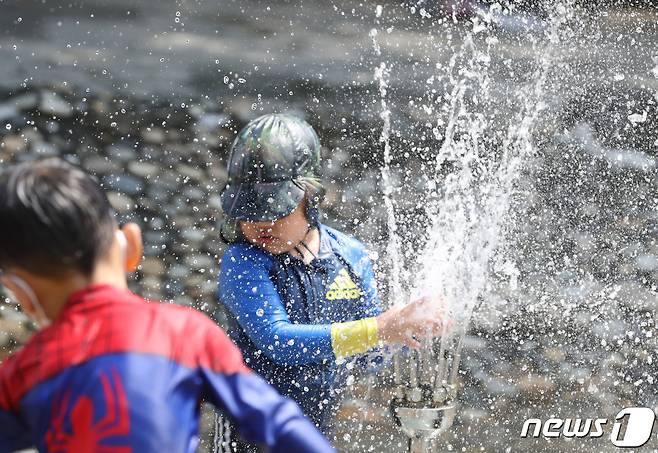 삼복더위의 두 번째 '중복'인 26일 오후 서울 광진구 어린이대공원 물놀이장에서 어린이들이 물놀이를 하며 더위를 식히고 있다. 코로나19로 운영이 중단됐던 서울 어린이대공원 물놀이장은 오는 8월15일까지 운영되고 운영시간은 12시부터 17시까지, 매주 월요일 및 우천 등 기상 악화 시 운영이 중단된다. 2022.7.26/뉴스1 © News1 이동해 기자