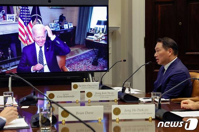 조 바이든 미국 대통령이 26일(현지시간) 백악관에서 최태원 회장이 이끄는 SK그룹 대표단과 화상으로 만나 SK의 대미 신규 투자 계획에 대해 논의하고 있다 © 로이터=뉴스1 © News1 김현 특파원