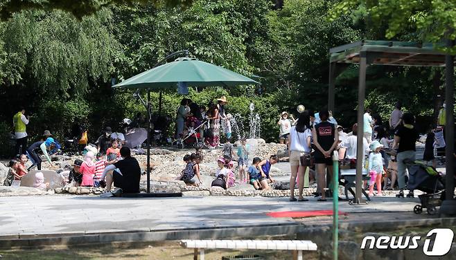 삼복더위의 두 번째 '중복'인 26일 오후 서울 광진구 어린이대공원 물놀이장에서 어린이들이 물놀이를 하며 더위를 식히고 있다. 2022.7.26/뉴스1 © News1 이동해 기자