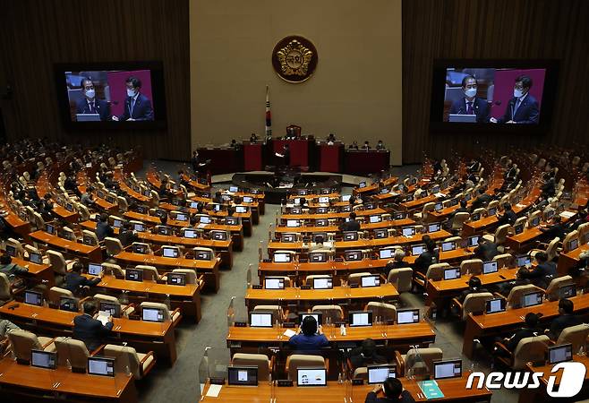 신동근 더불어민주당 의원이 26일 서울 여의도 국회에서 열린 대정부 질문에서 한덕수 국무총리를 상대로 질의하고 있다. (공동취재) 2022.7.26/뉴스1 © News1 허경 기자