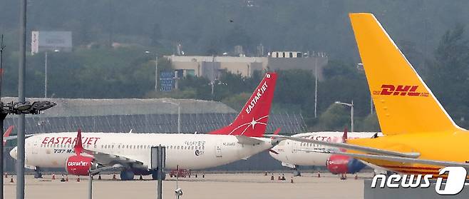 인천국제공항 계류장에 대기하고 있는 이스타항공 여객기. 2021.6.24/뉴스1 © News1 이승배 기자