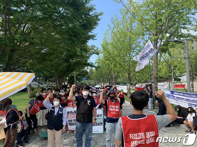 민주노총 공공운수노조 서울지역공공서비스지부가 27일 오후 연세대학교 백양관 앞에서 청소노동자들 처우 개선을 촉구하고 있다. 2022.07.27/ © 뉴스1 김성식 기자