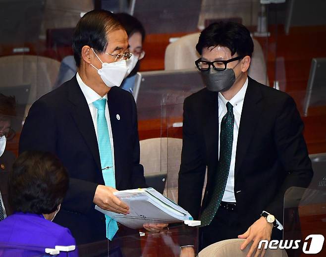 한덕수 국무총리(가운데)가 27일 오후 서울 여의도 국회 본회의장에서 열린 교육·사회·문화 대정부질문에 출석하고 있다. 오른쪽은 한동훈 법무부 장관. (공동취재) 2022.7.27/뉴스1 © News1 이재명 기자