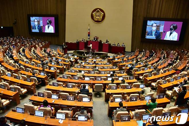 한덕수 국무총리가 27일 오후 서울 여의도 국회 본회의장에서 열린 교육·사회·문화 대정부질문에서 한정애 더불어민주당 의원의 질의를 받고 있다. (공동취재) 2022.7.27/뉴스1 © News1 이재명 기자