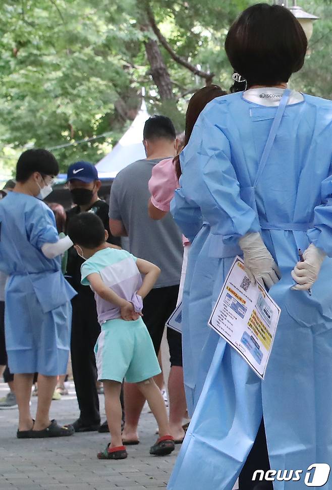 코로나19 신규 확진자가 10만 명을 돌파한 27일 오전 대구 달서구보건소 선별진료소가 PCR검사를 기다리는 시민들로 붐비고 있다. 2022.7.27/뉴스1 © News1 공정식 기자