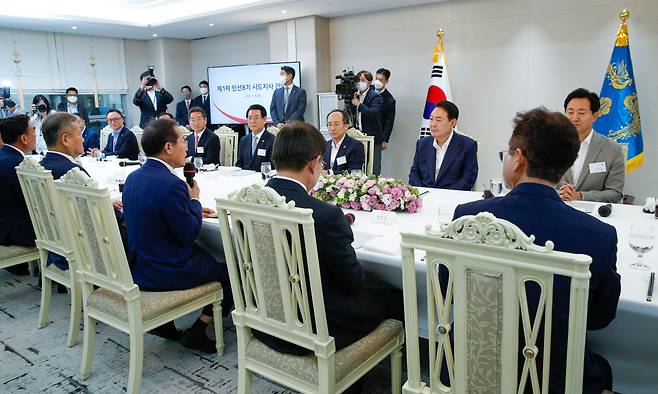 시·도지사협의회 임시회장을 맡은 홍준표 대구시장이 8일 오후 용산 대통령실에서 열린 제1차 민선 8기 시·도지사 간담회에서 윤석열 대통령을 향해 인사말을 하고 있다. /뉴스1