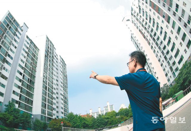 경기 고양시 일산동구의 한 아파트 앞에서 정모 씨(59)가 이전에 거주하던 전셋집을 바라보고 있다. 정 씨는 임대차 3법 시행 이후 7년째 살던 전셋집에서 나와 인근 같은 평수 아파트에서 월세 150만 원을 내며 거주하고 있다. 고양=김재명 기자 base@donga.com