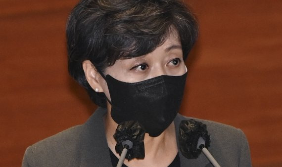 박순애 사회부총리 겸 교육부 장관이 27일 오후 서울 여의도 국회에서 열린 교육·사회·문화 분야 대정부질문에서 서동용 더불어민주당 의원의 질의에 답하고 있다.(공동취재사진) 사진=뉴시스