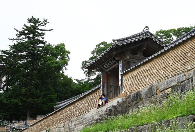 팔만대장경이 보관된 해인사 장경판전으로 오르는 계단.