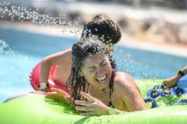 콘택트렌즈를 끼고 물놀이를 해야 한다면 물안경을 착용해야 한다. 물놀이 후엔 사용했던 렌즈를 버려야 한다. ​/ 게티이미지뱅크