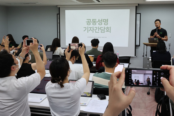 오세윤 네이버 노조 지회장이 지난 26일 서울 중구 상연재에서 열린 '이루기 위해 즐기는 투쟁' 기자회견에서 5개 계열법인의 처우 개선을 요구하고 있다. 연합뉴스