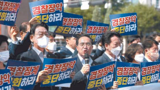 더불어민주당 박홍근 원내대표(가운데)와 원내지도부 등 의원들이 26일 오전 서울 용산 대통령실 청사 인근에서 ‘윤석열 정권 경찰 장악 규탄 기자회견’을 하고 있다. 국회사진기자단