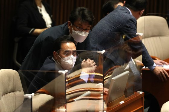 더불어민주당 박홍근 원내대표와 진성준 원내수석부대표가 26일 오후 국회에서 열린 경제 분야 대정부질문에서 대화를 나누고 있다. 김상선 기자