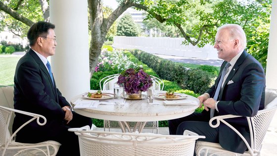 지난해 5월 21일(현지시간) 문재인 당시 대통령이 백악관에서 조 바이든 미국 대통령과 크랩케이크로 오찬을 하며 대화하고 있다. [사진 청와대]