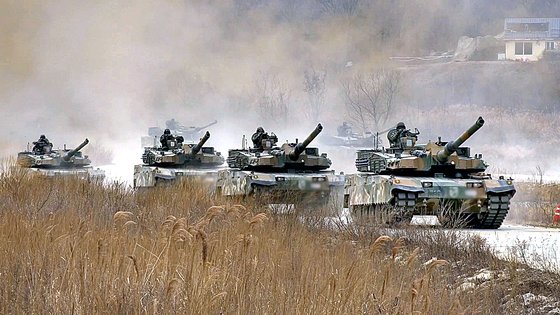 폴란드 국방부는 27일(현지시간) K2 전차, K9 자주포, FA-50 경공격기 등 한국산 무기를 대거 사들인다고 발표했다. 사진은 지난해 신년맞이 국방부 영상에서 육군 11사단 기갑수색대대의 K2 전차 기동훈련 장면. [사진 국방부]