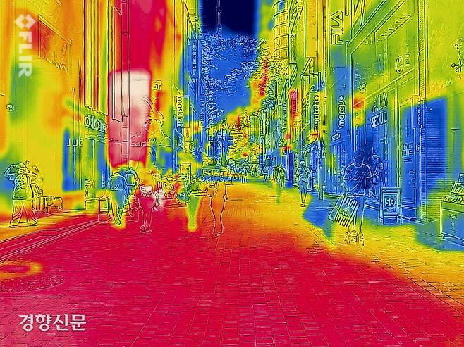 전국 곳곳에 폭염특보가 내려진 27일 열화상 카메라로 찍은 서울 중구 명동 거리. 에어컨을 틀은 가게의 내부와 외부의 색이 대조를 이루고 있다. /문재원 기자