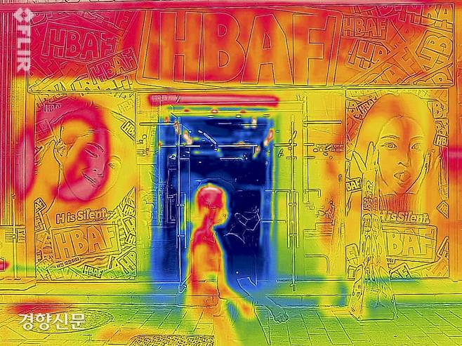 전국 곳곳에 폭염특보가 내려진 27일 열화상 카메라로 찍은 서울 중구 명동 거리. 에어컨을 틀은 가게의 내부와 외부의 색이 대조를 이루고 있다. /문재원 기자