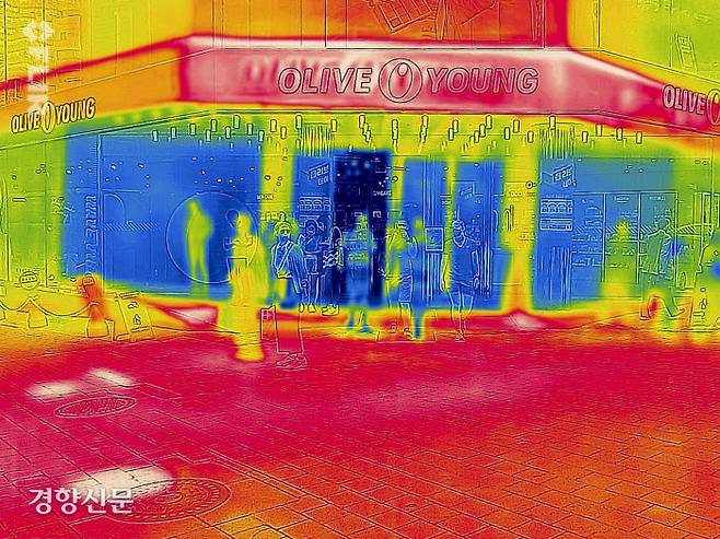 전국 곳곳에 폭염특보가 내려진 27일 열화상 카메라로 찍은 서울 중구 명동 거리. 에어컨을 틀은 가게의 내부와 외부의 색이 대조를 이루고 있다. /문재원 기자