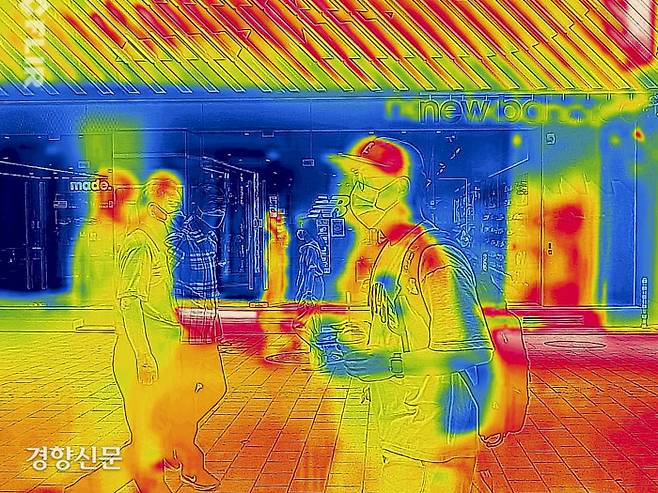 전국 곳곳에 폭염특보가 내려진 27일 열화상 카메라로 찍은 서울 중구 명동 거리. 에어컨을 틀은 가게의 내부와 외부의 색이 대조를 이루고 있다. /문재원 기자