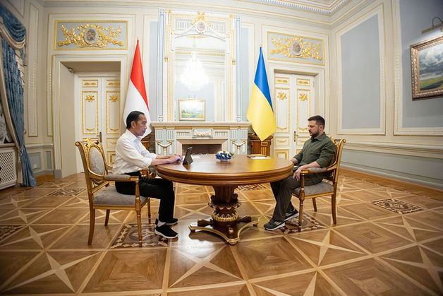 (키이우 AFP=뉴스1) 우동명 기자 = 볼로디미르 젤렌스키 우크라이나 대통령이 29일(현지시간) 키이우를 방문한 조코 위도도 인도네시아 대통령과 회담을 하고 있다.  (C) AFP=뉴스1