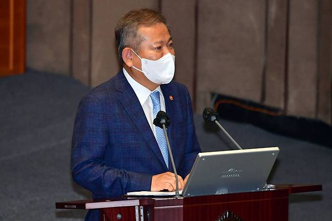 이상민 행정안전부 장관이 27일 서울 여의도 국회 본회의장에서 열린 교육·사회·문화 분야 대정부질문에서 더불어민주당 한정애 의원의 질의에 답변을 하고 있다. / 사진제공=뉴시스