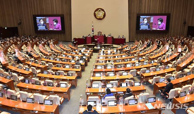 [서울=뉴시스] 김선웅 기자 = 원희룡 국토교통부 장관이 26일 서울 여의도 국회 본관 본회의장에서 열린 경제분야 대정부질문에 출석, 의원 질의에 답하고 있다. (공동취재사진) 2022.07.26. photo@newsis.com