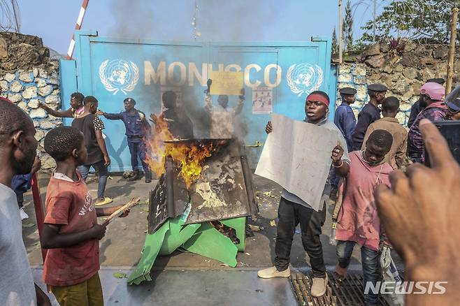 [고마=AP/뉴시스] 25일(현지시간) 콩고민주공화국(민주콩고) 고마의 유엔평화유지군(MONUSCO) 본부 앞에서 시위대가 '평화유지군 떠나라"라고 쓰인 손팻말을 들고 시위하고 있다. 시위대는 늘어가는 치안 불안과 그에 따른 유엔의 무대책에 항의하며 시위를 벌였다. 2022.07.26.