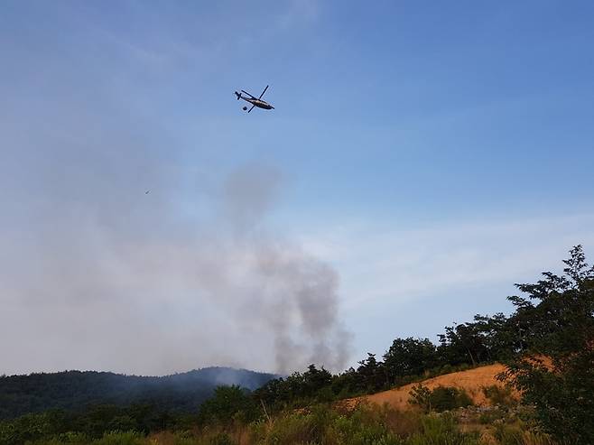 [울산=뉴시스] 박수지 기자 = 지난달 3일 오후 울산시 울주군 삼동면 작동리 산770번지 일원에서 불이나 헬기가 진화작업 중이다. 2022.06.03. (사진=울산소방본부 제공) photo@newsis.com *재판매 및 DB 금지