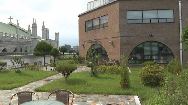 안전시설을 보강해 주민들의 편의시설로 제공할 충현교회 교육관 옥상 하늘정원