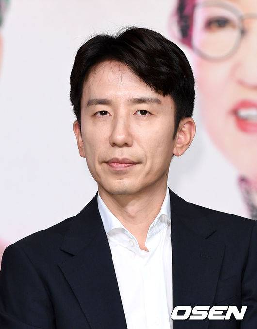 [OSEN=이대선 기자] 20일 오전 서울 영등포 타임스퀘어 아모리스홀에서 tVN '알아두면 쓸데없는 신비한 잡학사전 3' 제작발표회가 열렸다.유희열이 취재진의 질문을 듣고 있다./sunday@osen.co.kr