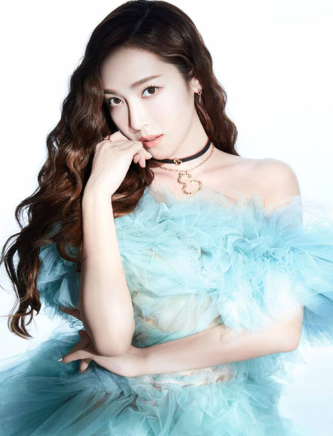 Jessica, who has become a popular member of the girl group Girls Generation, may be in a ridiculous fate in the China Survival Program debut group.China Mango TV Duckweed Lower Season 3 is showing interest on Online, which will be included in the debut group ahead of the final recording on August 1.Roster included a total of nine people, including Jessica, who had been in the contest until recently; unfortunately (?) Jessica did not appear to have taken the centre.The debutjo center is the back door of the Taiwanese Wang Shin-ling.Even more eye-catching was included in this Roster, which was once a lover with Tyler Kwon, who is well known as Jessicas current boyfriend.I do not know if this roster is true, but if you debut it, Jessica will be destined to welcome her boyfriends ex-lover as a teammate.Duckweed and bottom is a survival audition program in which female stars in their 30s and older redebut as a girl group through contests.