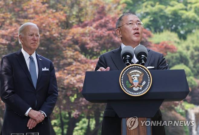 추가 투자 계획 발표하는 정의선 회장 (서울=연합뉴스) 홍해인 기자 = 정의선 현대차그룹 회장이 22일 오전 조 바이든 미국 대통령의 방한 숙소인 서울 용산구 그랜드 하얏트 호텔에서 열린 면담 자리에서 영어 연설을 하고 있다. 
    정 회장은 이날 바이든 대통령을 면담한 자리에서 영어 연설을 통해 미국에 2025년까지 로보틱스 등 미래 먹거리 분야에 50억달러(약 6조3천억원)를 추가로 투자하겠다고 밝혔다. 2022.5.22 hihong@yna.co.kr