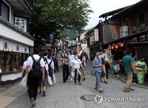 관광객으로 붐비는 일본 교토 시가지 [로이터=연합뉴스 자료사진]