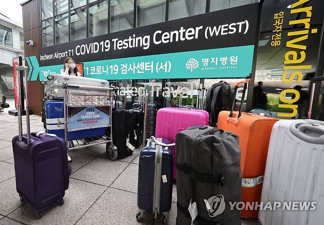 해외 입국자로 붐비는 인천공항 코로나 검사센터 (영종도=연합뉴스) 임헌정 기자 = 10만명에 근접하는 코로나19 신규 확진자가 발생한 26일 영종도 인천국제공항 제1여객터미널의 입국자 전용 코로나 검사센터 앞에 해외 입국자들의 가방이 놓여 있다. 2022.7.26 kane@yna.co.kr