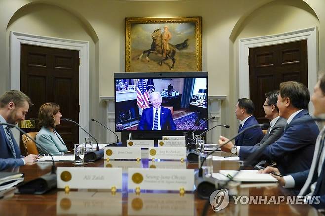 백악관서 화상면담 하는 바이든 대통령과 SK 경영진 (워싱턴 AP=연합뉴스) 조 바이든(스크린) 미국 대통령이 26일(현지시간) 워싱턴DC 백악관을 방문한 최태원(스크린 오른쪽 첫번째) SK그룹 회장 및 경영진과 화상 면담을 하고 있다. 이날 면담은 최 회장과 SK 경영진, 미국측 지나 러몬도(왼쪽 두번째) 상무장관과 브라이언 디스(왼쪽 첫번째) 백악관 국가경제위원장이 백악관 회의실에 자리하고 코로나19 확진으로 격리 중인 바이든 대통령은 관저 집무실에서 화상으로 연결해 대화를 나누는 방식으로 진행됐다. 2022.7.27 leekm@yna.co.kr