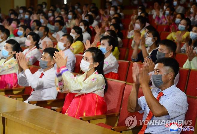 북한, '전승절' 69주년 경축 농근맹원들의 시와 노래모임 진행 (평양 조선중앙통신=연합뉴스) 정전협정 체결 69주년 (7월 27일)경축 농업근로자들과 농근맹원들의 시와 노래모임 '영원한 승리의 메아리'가 지난 25일 사동구역 장천문화회관에서 진행됐다고 조선중앙통신이 26일 보도했다. 2022.7.26 
    [국내에서만 사용가능. 재배포 금지. For Use Only in the Republic of Korea. No Redistribution] nkphoto@yna.co.kr