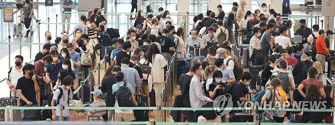 여름 휴가철 북적이는 인천공항 출국장 (영종도=연합뉴스) 서대연 기자 = 24일 오전 인천국제공항 제1여객터미널 출국장이 승객들로 북적이고 있다. 2022.7.24 dwise@yna.co.kr